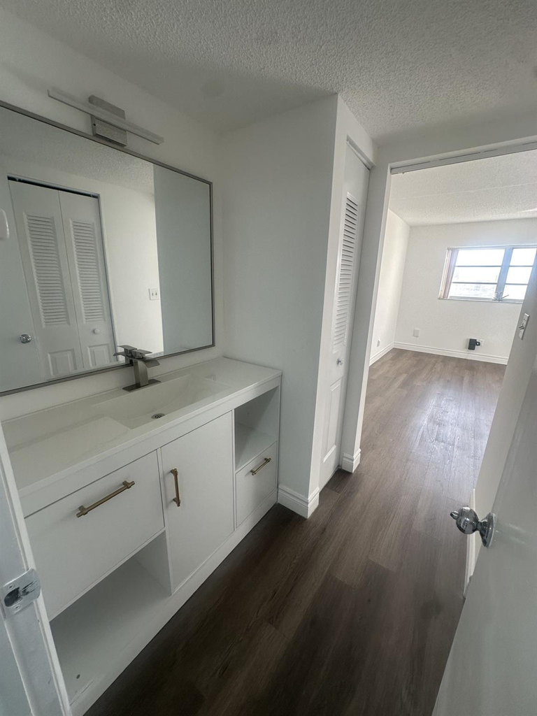 5860 Nw 64th Avenue - Photo 11