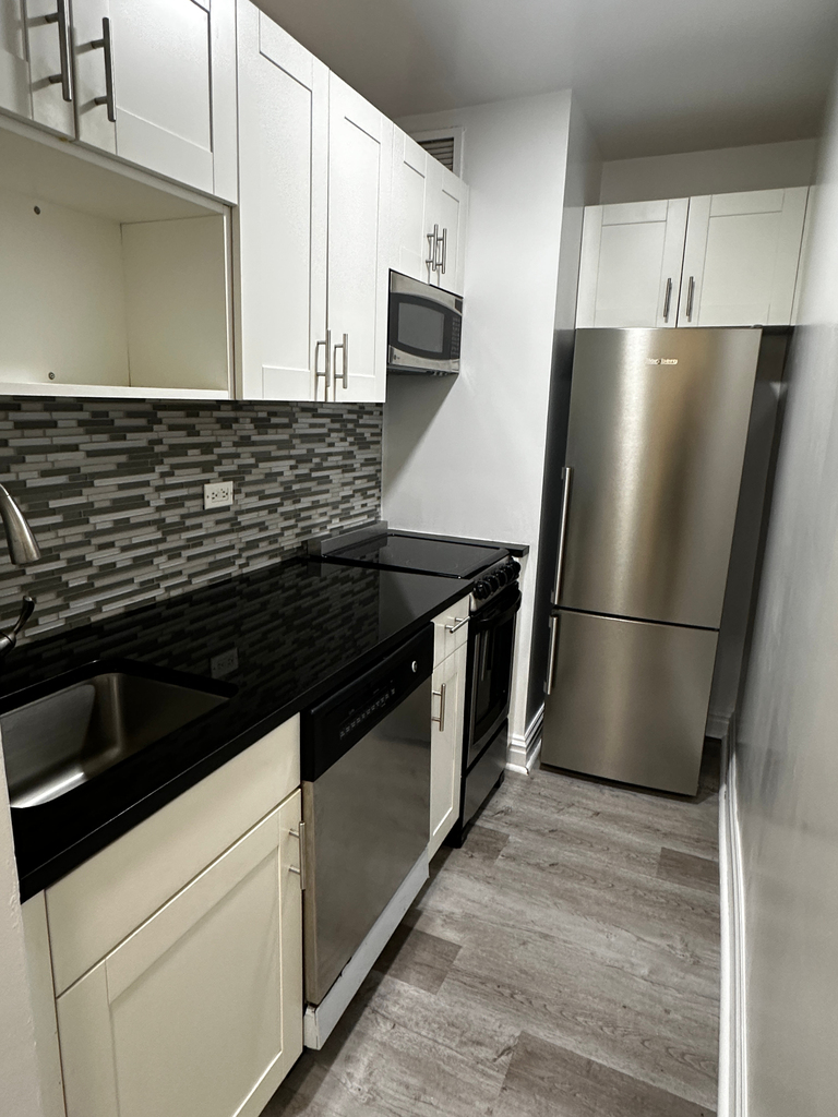 West 34th Street - Photo 8