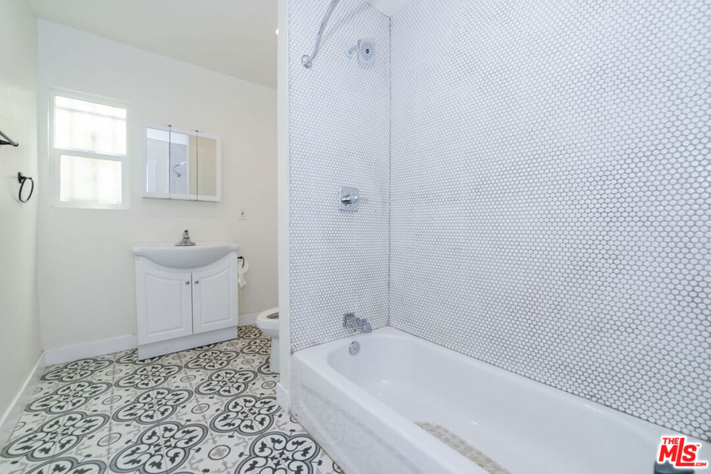 520 W 82nd Street - Photo 12