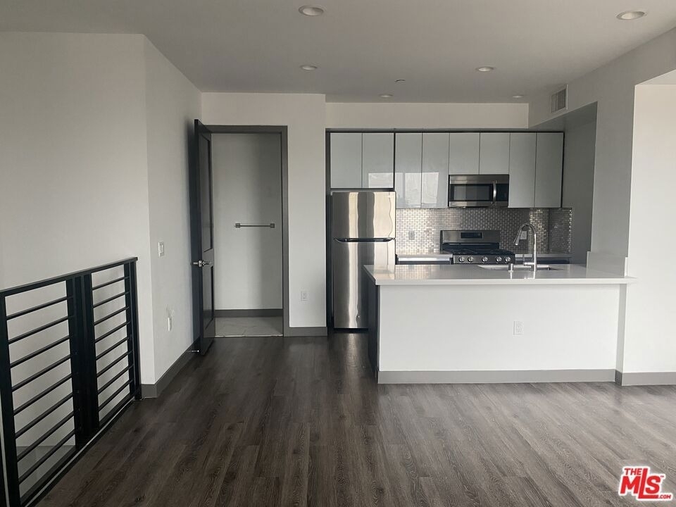 552 N Hobart Boulevard - Photo 7
