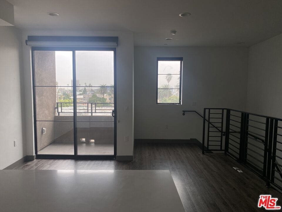 552 N Hobart Boulevard - Photo 6