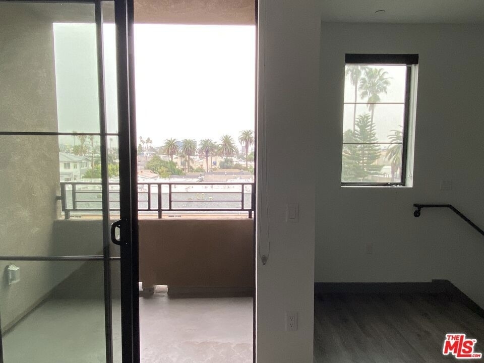 552 N Hobart Boulevard - Photo 5