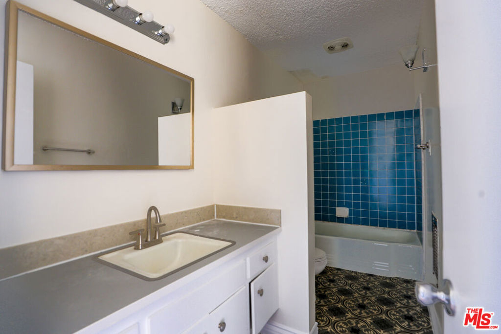 11131 Rose Avenue - Photo 4
