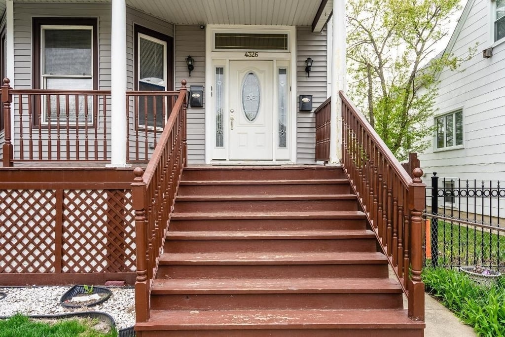 4326 N Avers Avenue - Photo 4