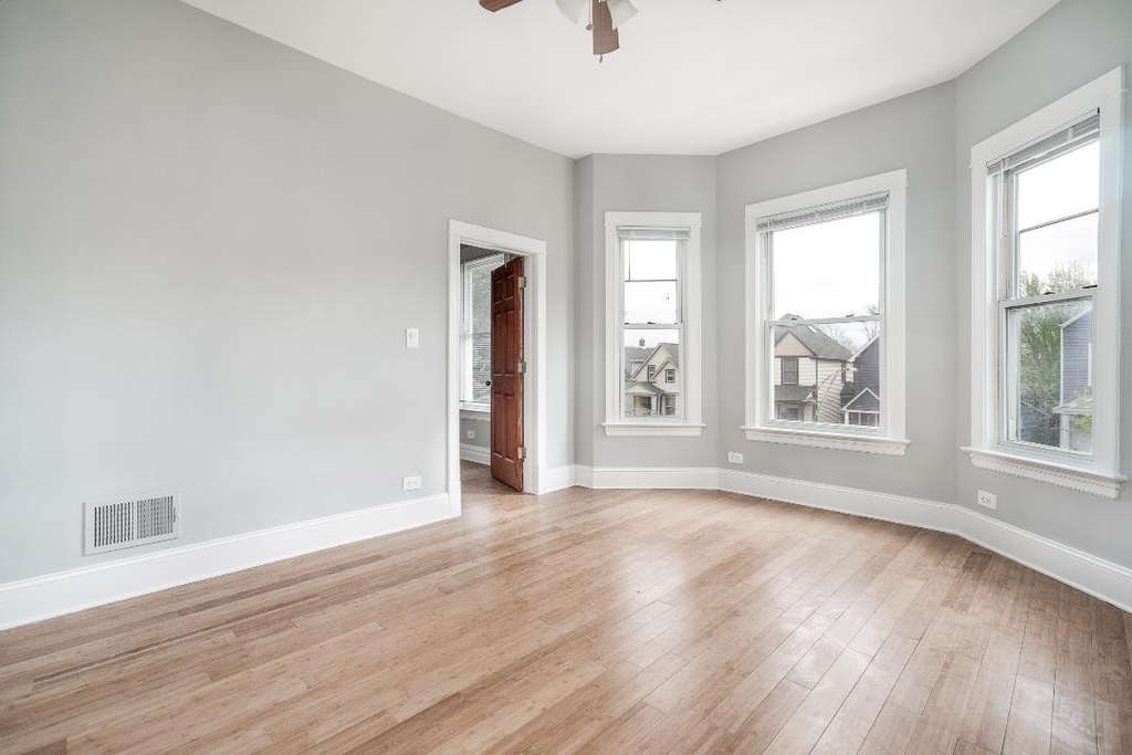 4326 N Avers Avenue - Photo 12