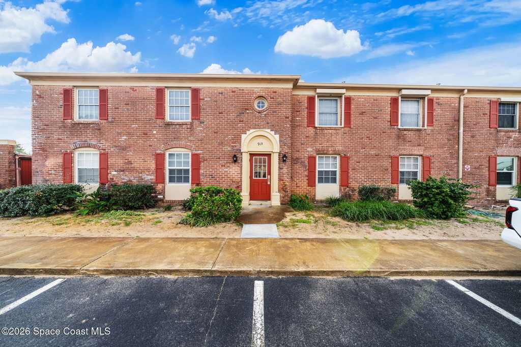 913 S Colonial Court - Photo 0