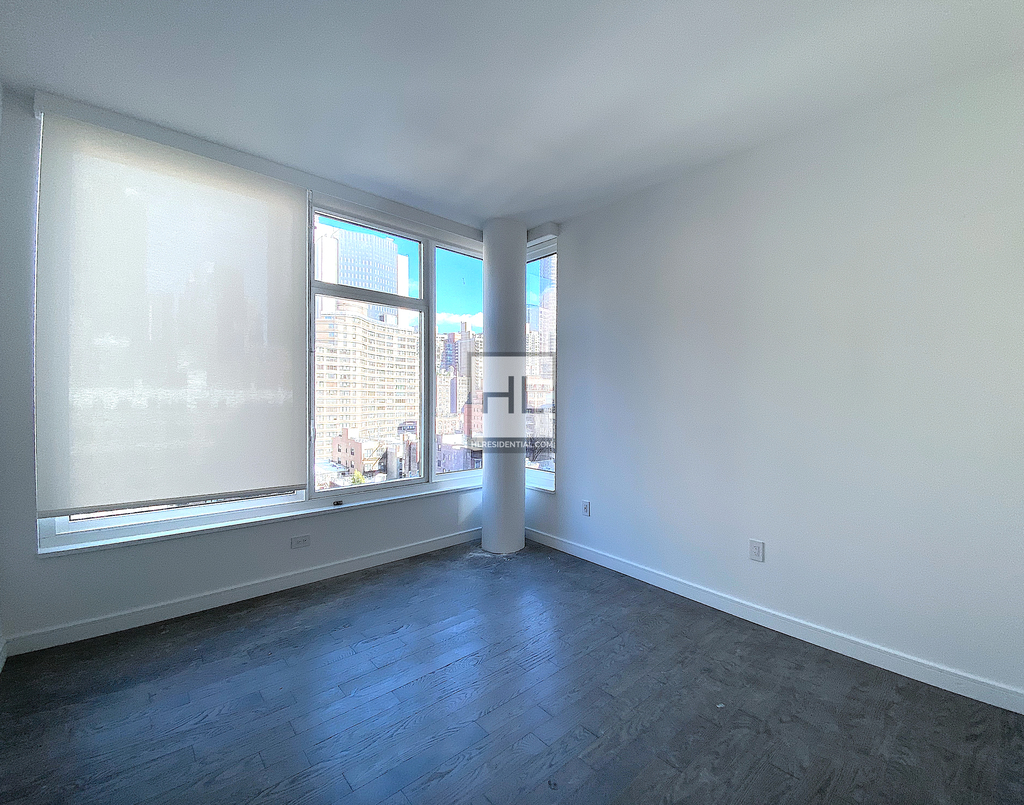 Third Avenue - Photo 1