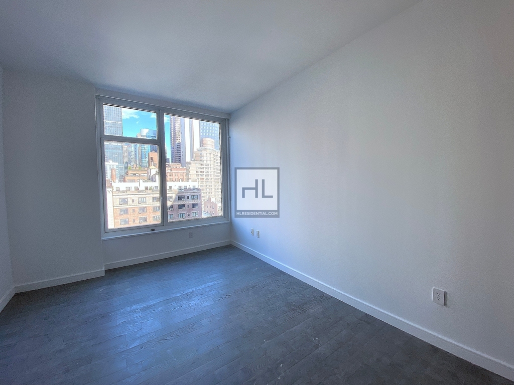 Third Avenue - Photo 2