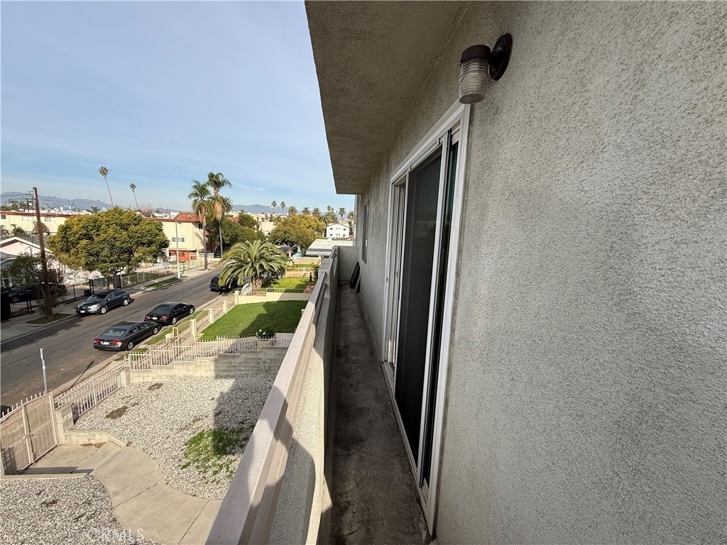 400 N Hobart Boulevard - Photo 9
