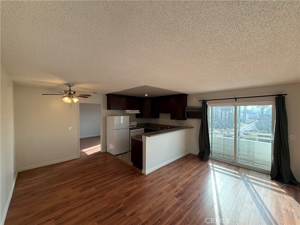 400 N Hobart Boulevard - Photo 0