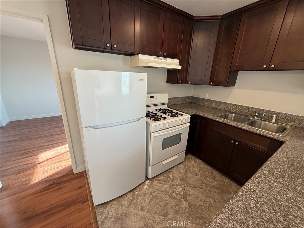 400 N Hobart Boulevard - Photo 11