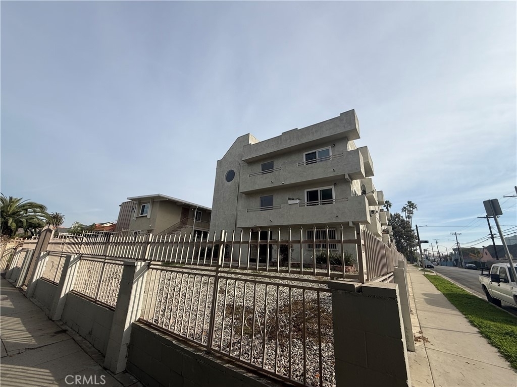 400 N Hobart Boulevard - Photo 1
