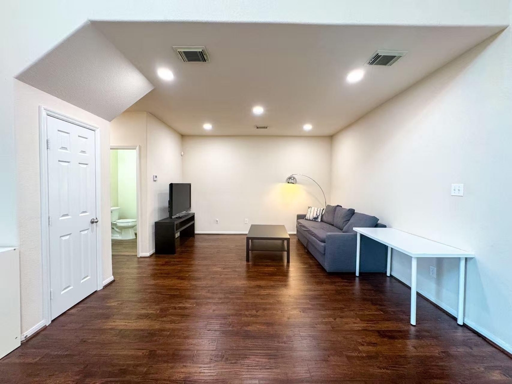 3923 Calgary Circle - Photo 4