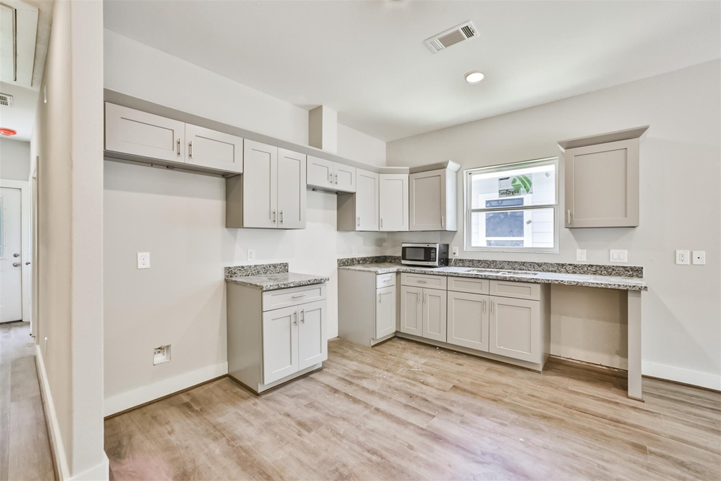 420 Ave B - Photo 4