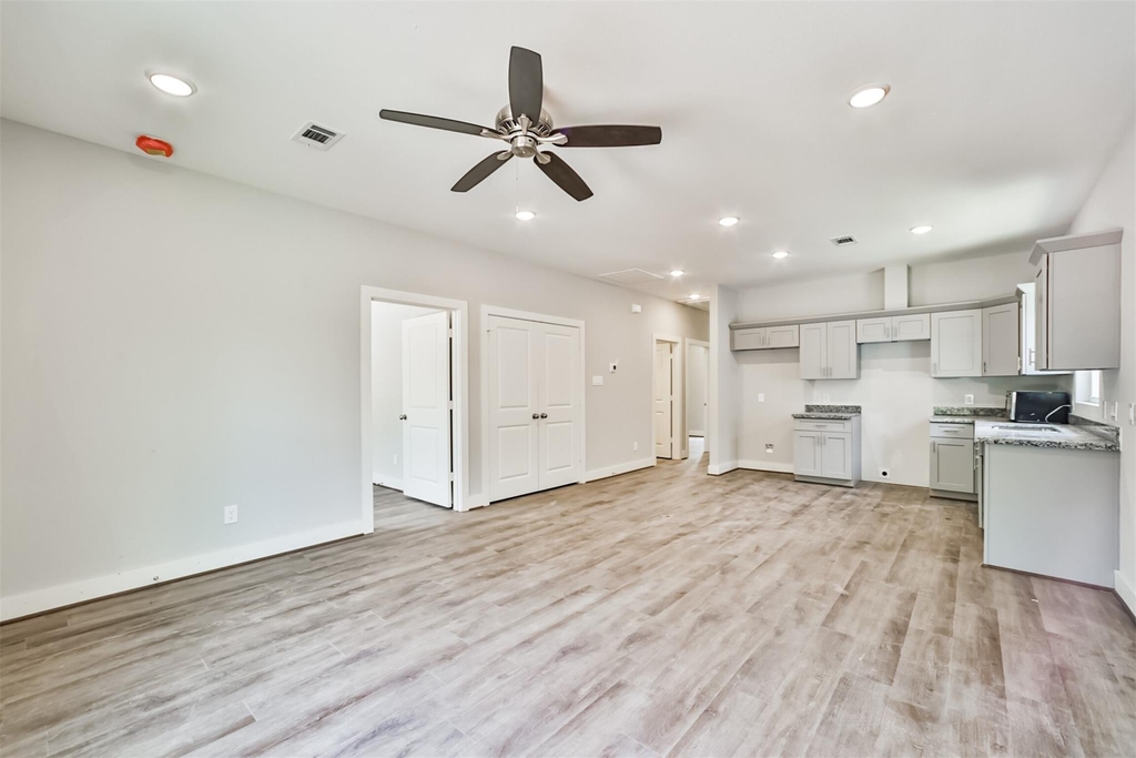420 Ave B - Photo 2