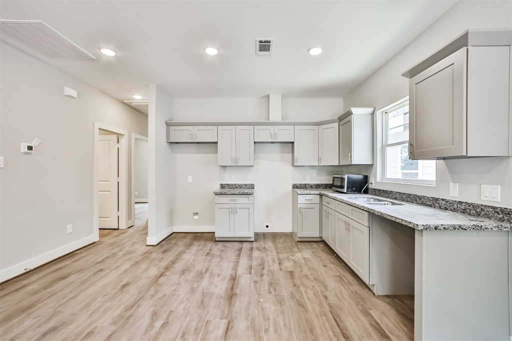420 Ave B - Photo 3