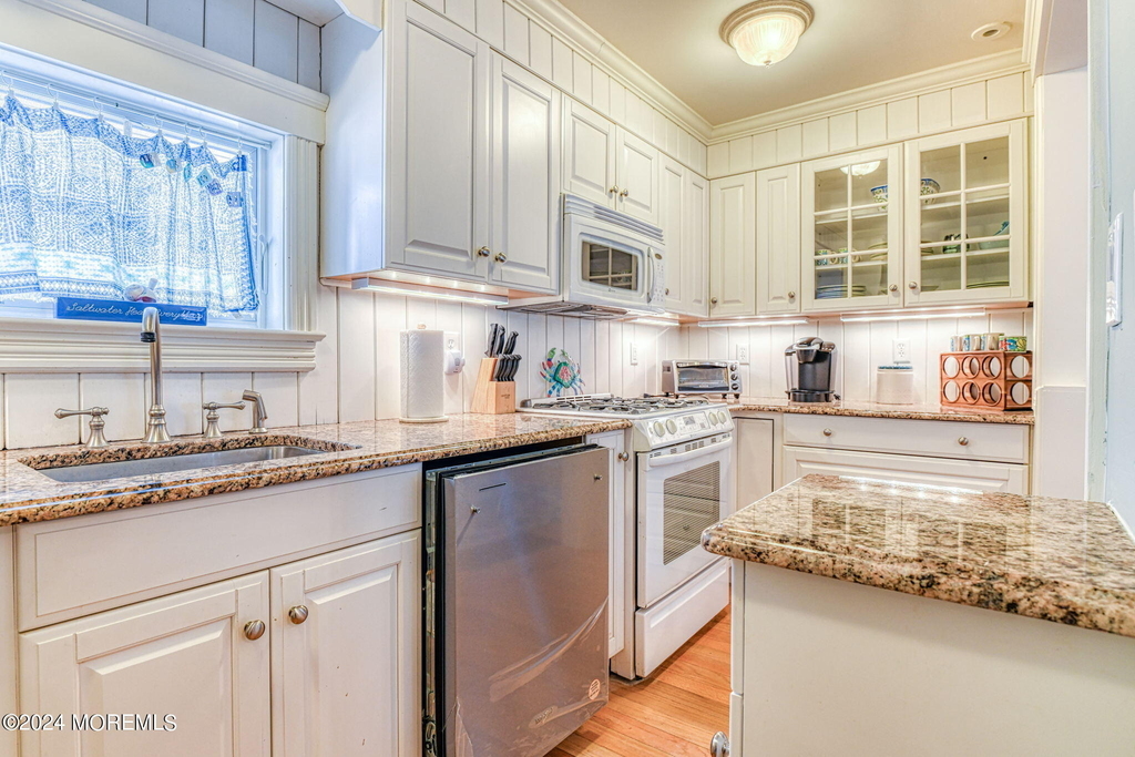 5 1/2 Embury Avenue - Photo 9