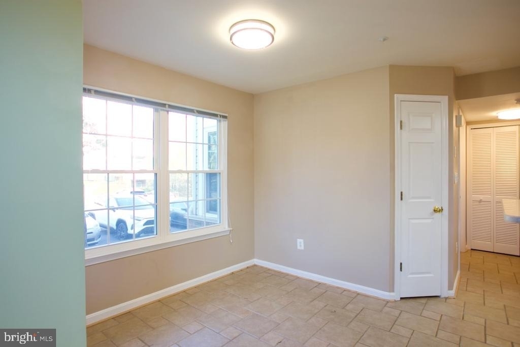 913 Hillside Lake Terrace - Photo 7