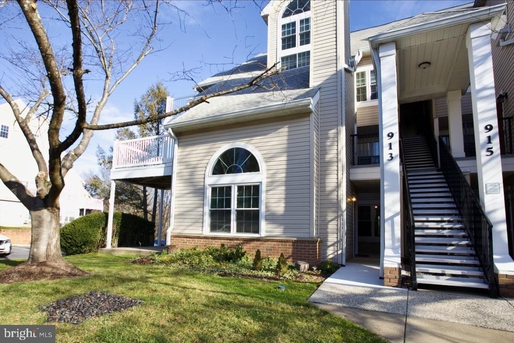 913 Hillside Lake Terrace - Photo 19