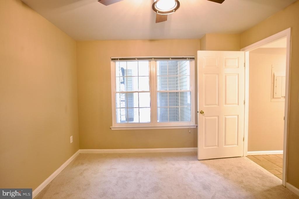 913 Hillside Lake Terrace - Photo 10