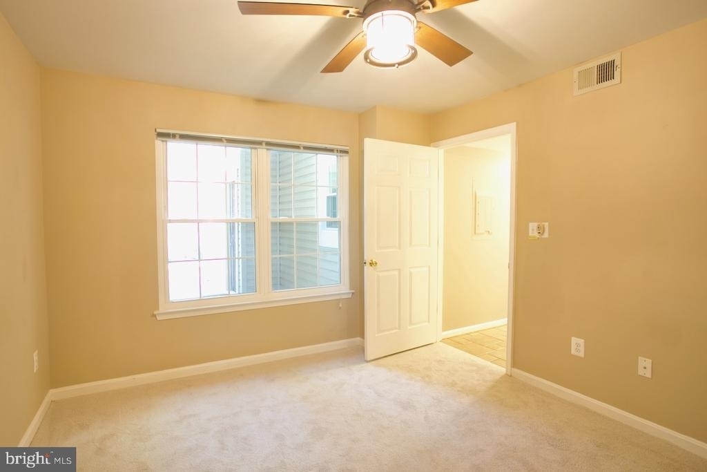913 Hillside Lake Terrace - Photo 11