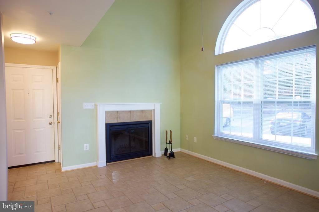 913 Hillside Lake Terrace - Photo 4