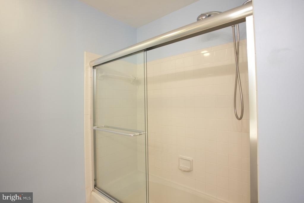 913 Hillside Lake Terrace - Photo 16