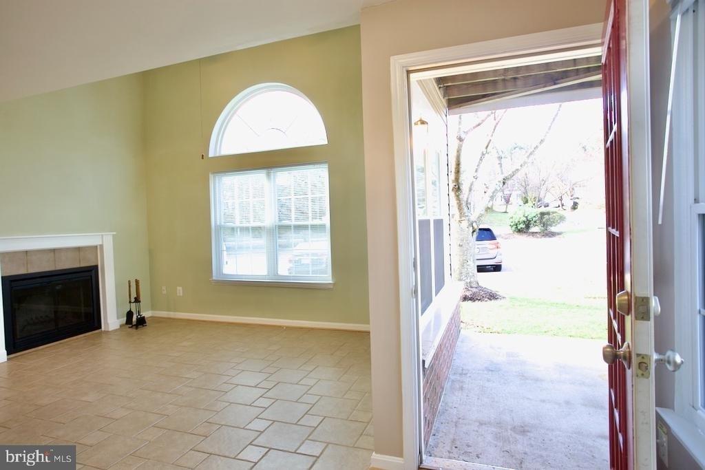 913 Hillside Lake Terrace - Photo 8