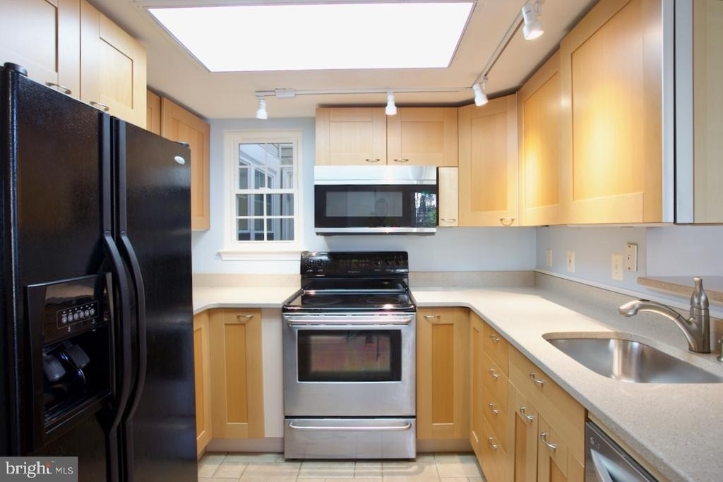 913 Hillside Lake Terrace - Photo 9