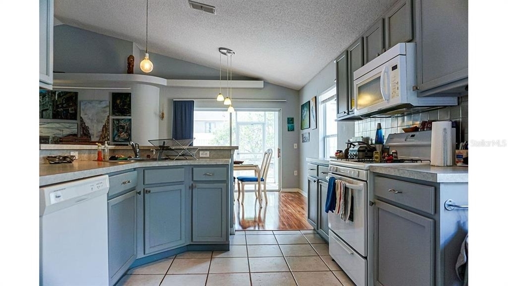 205 Nicholson Drive - Photo 3