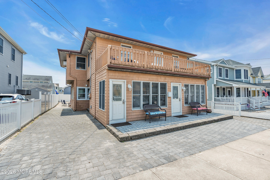 8 President Avenue - Photo 1