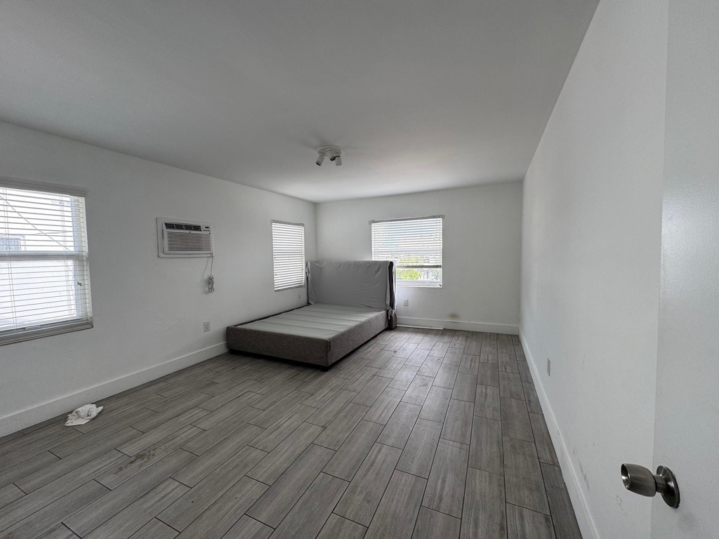 7910 Abbott Avenue - Photo 4