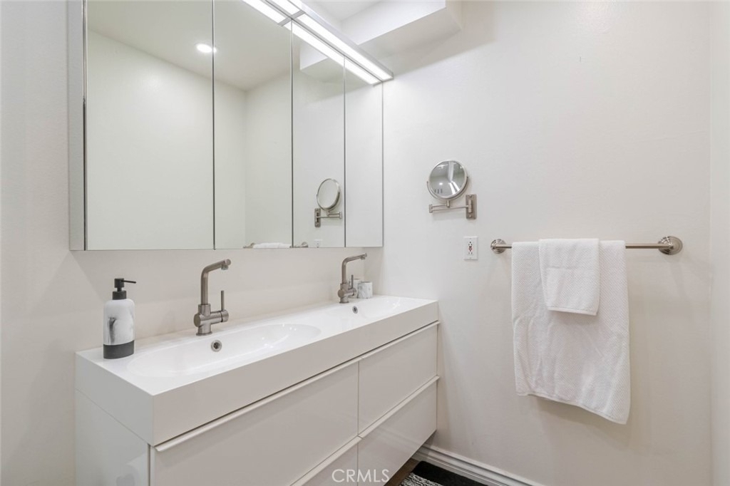 11813 Ellice Street - Photo 9