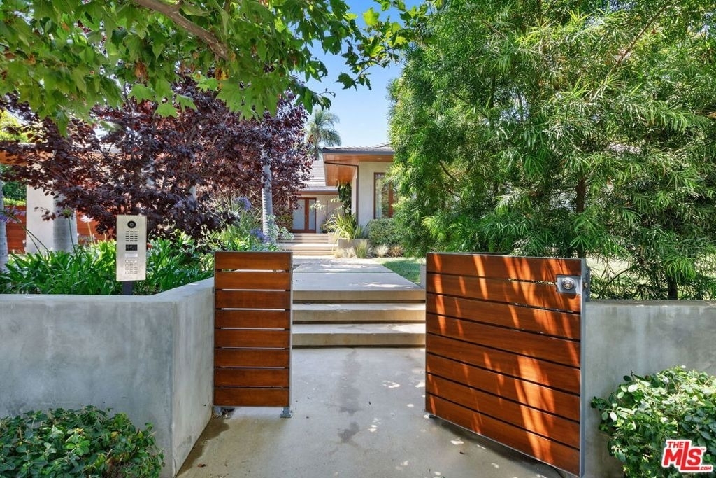 1125 Napoli Drive - Photo 0