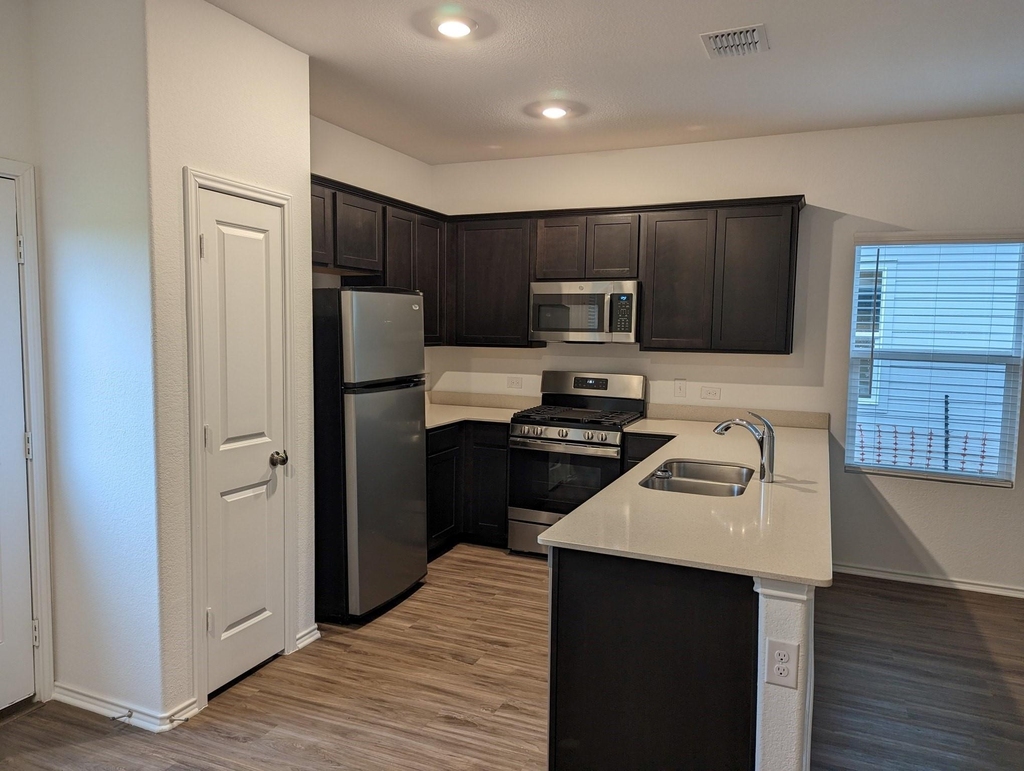 415 Halfmoon Dr - Photo 3