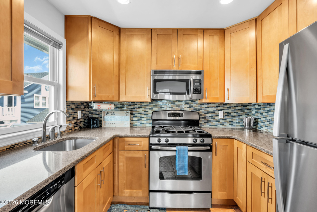 27 Arnold Avenue - Photo 24