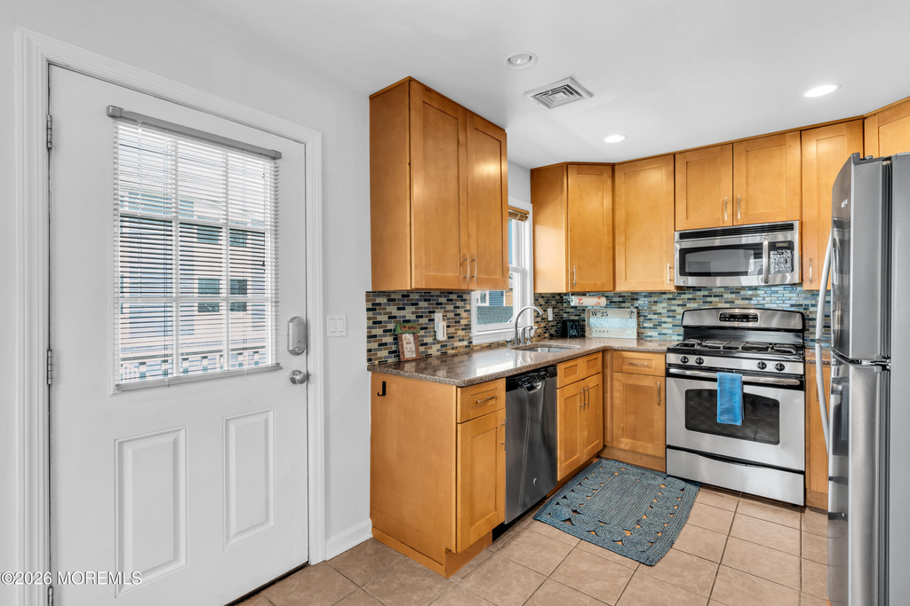 27 Arnold Avenue - Photo 25