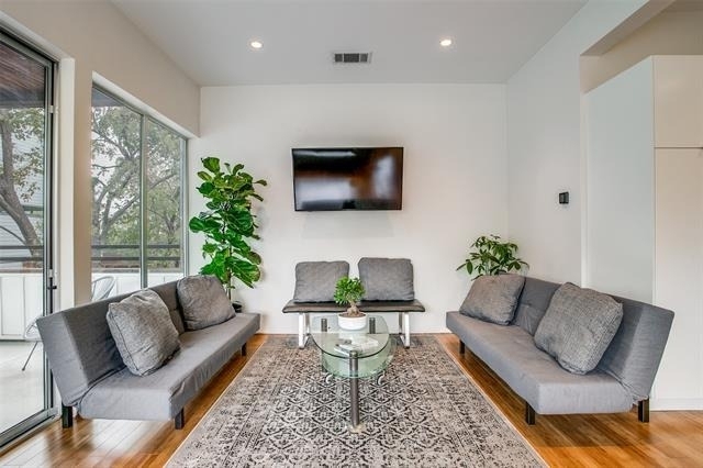 4401 Roseland Avenue - Photo 2