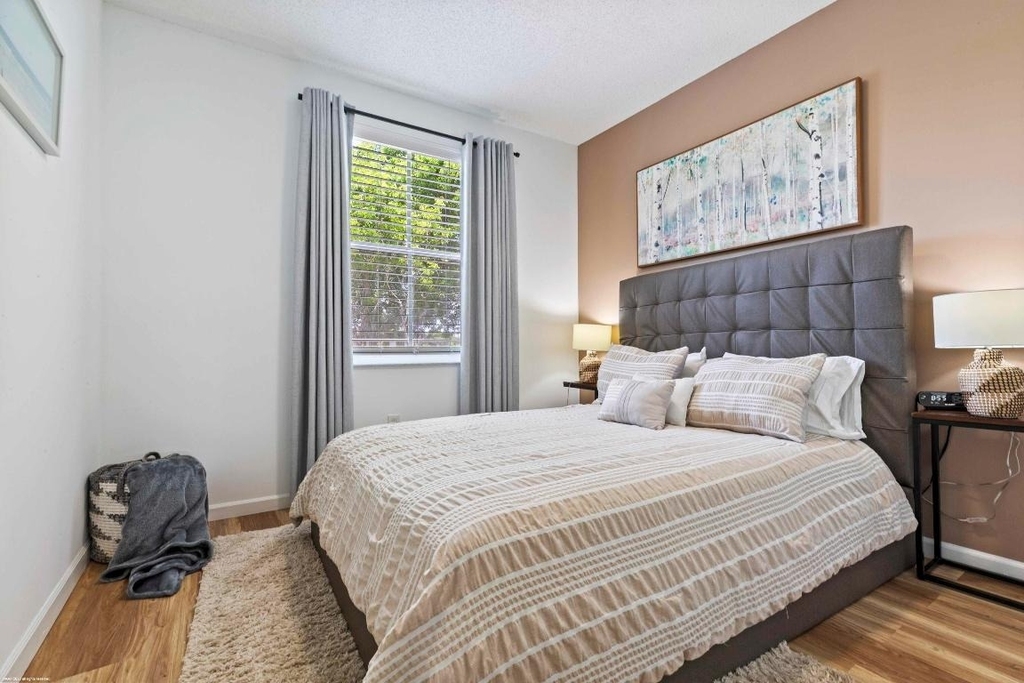 2060 Greenview Shores Boulevard - Photo 9