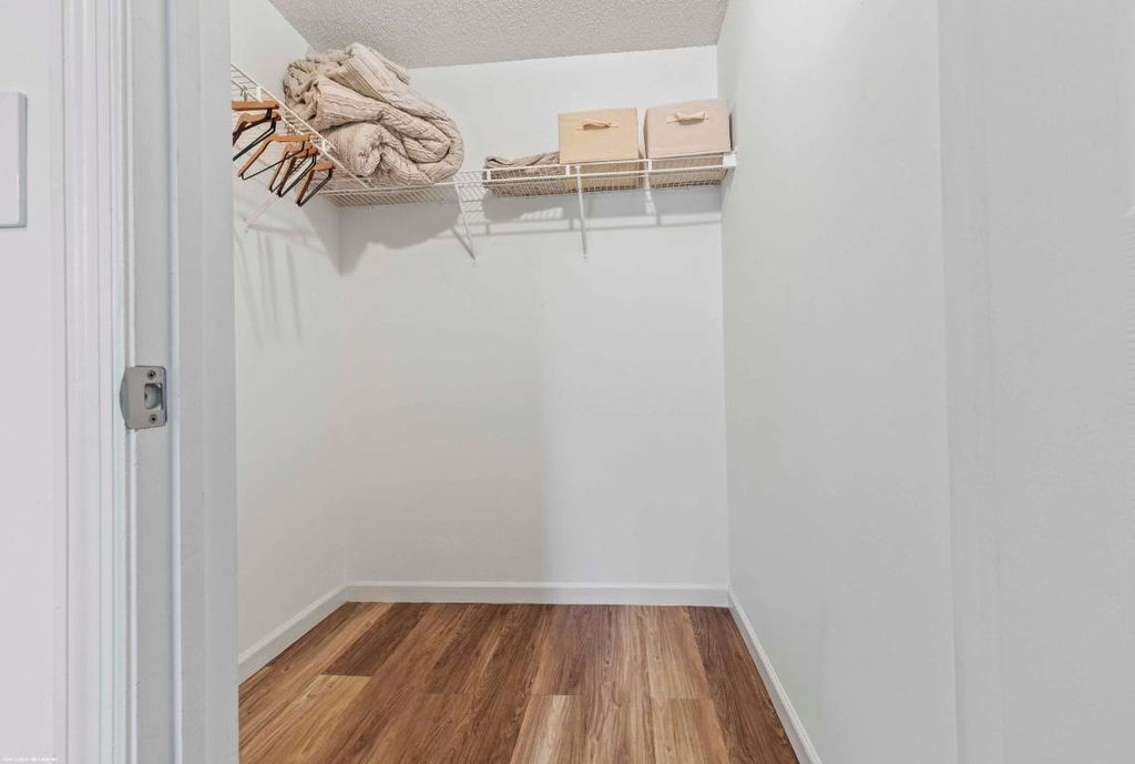 2060 Greenview Shores Boulevard - Photo 8
