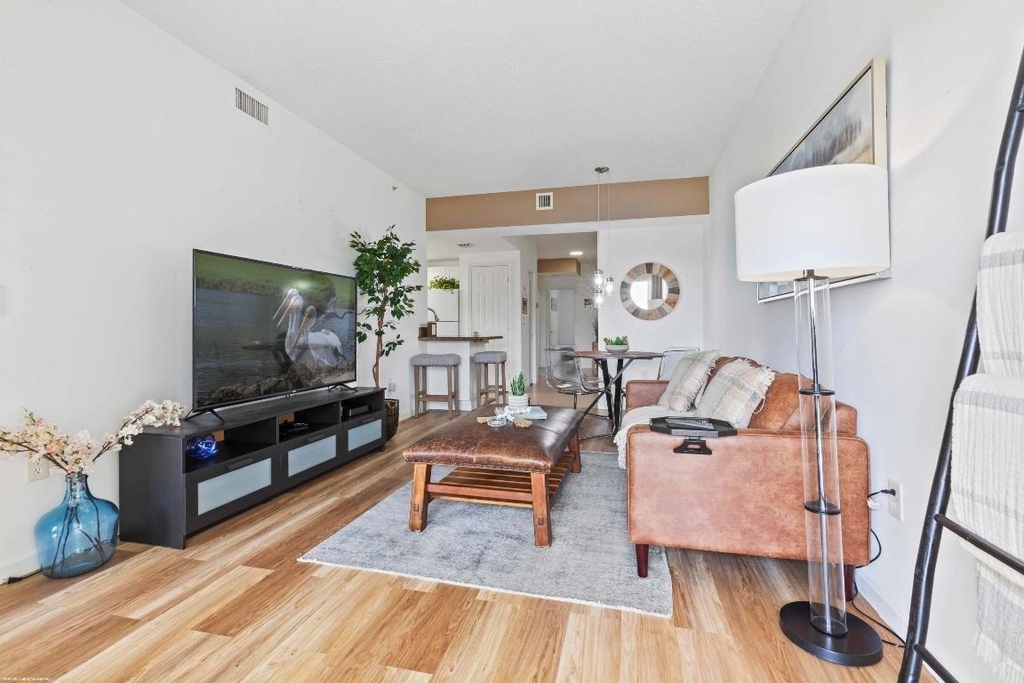 2060 Greenview Shores Boulevard - Photo 2