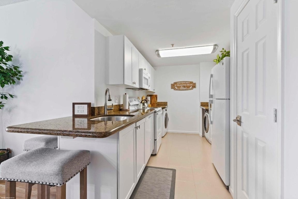 2060 Greenview Shores Boulevard - Photo 5