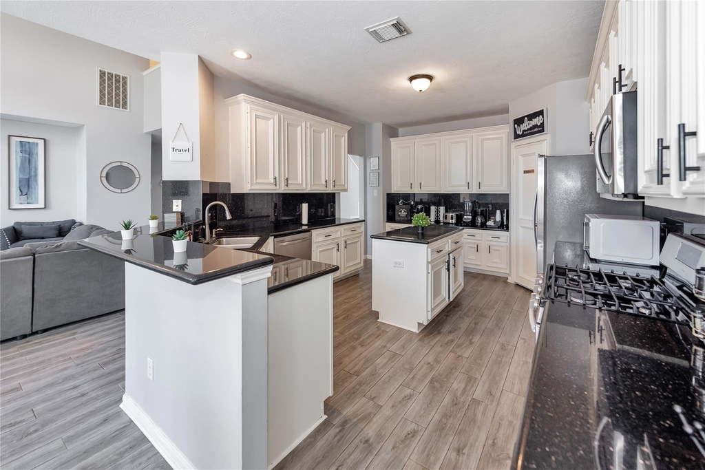 10815 Oak Bayou Lane - Photo 5