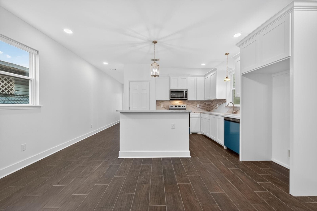 714 Zoe Street - Photo 3