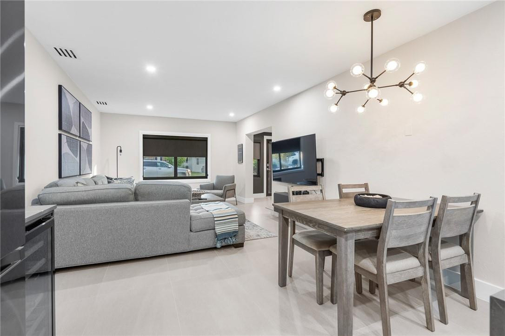 425 Ne 25th Street - Photo 2
