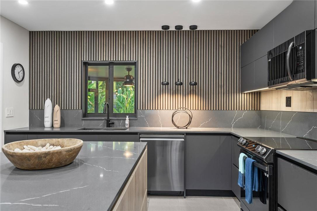 425 Ne 25th Street - Photo 3