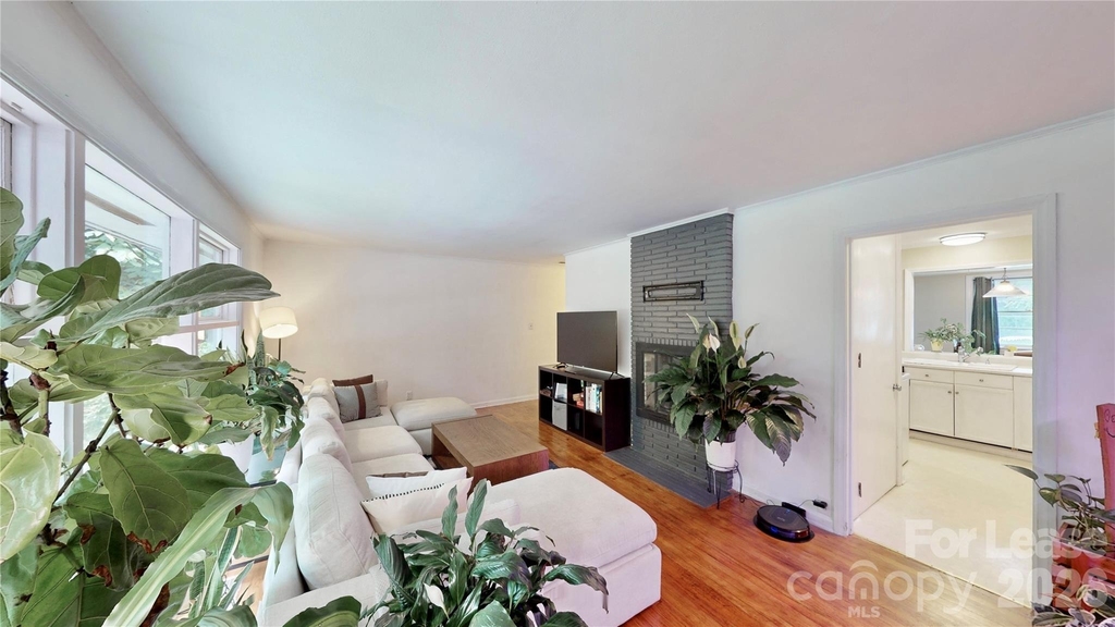 1136 E Woodlawn Road - Photo 4