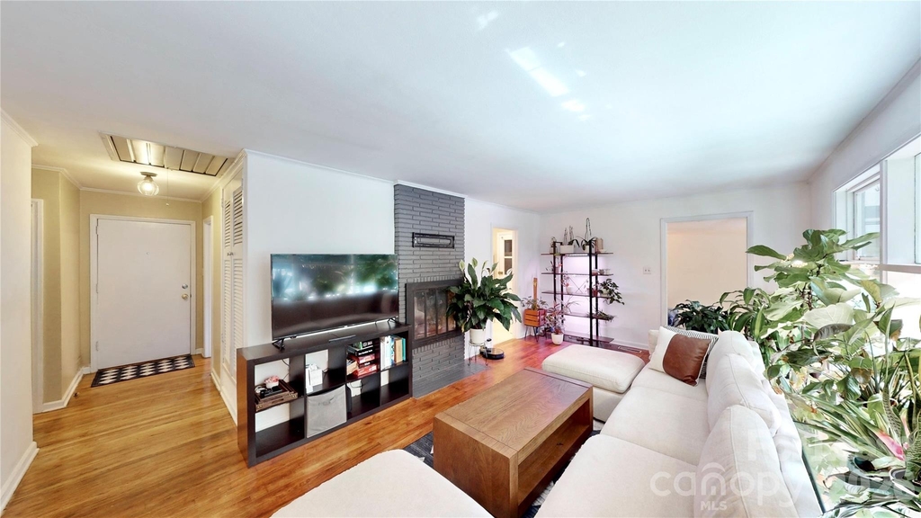 1136 E Woodlawn Road - Photo 3