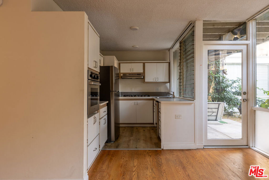 11133 Rose Avenue - Photo 8