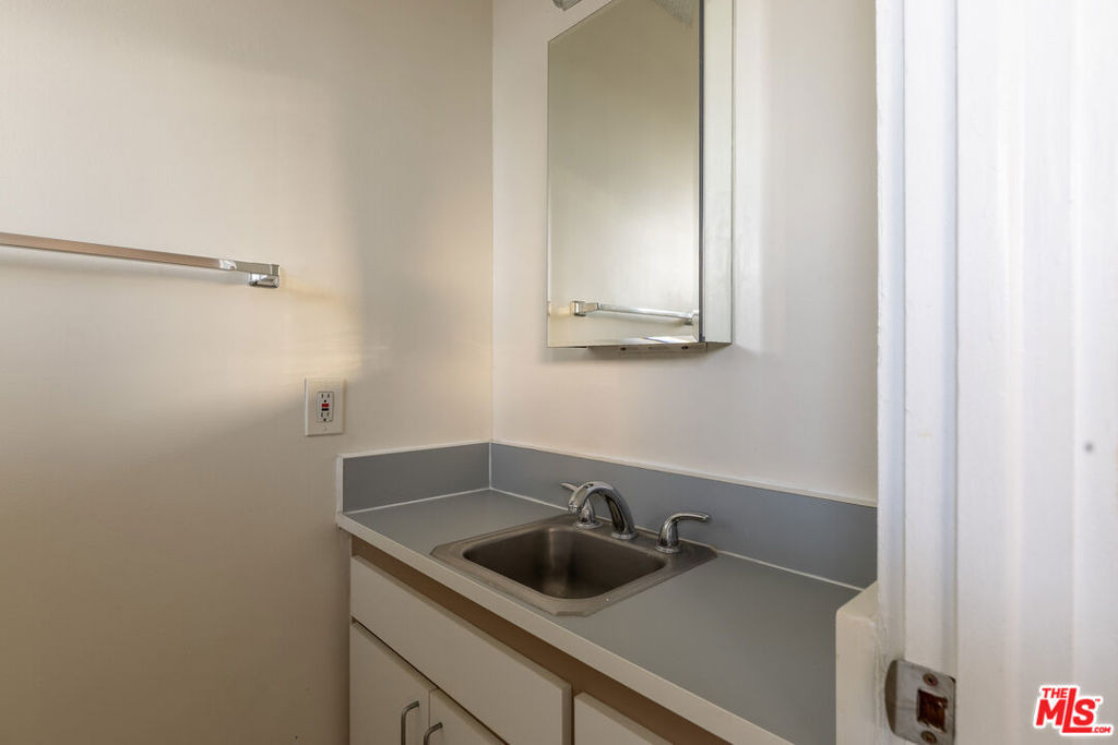 11133 Rose Avenue - Photo 16